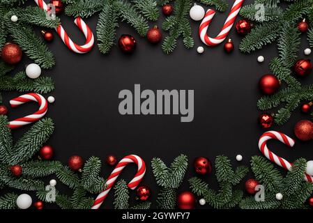 Fond de Noël noir.Plan à plat, vue de dessus et espace de copie pour le texte Banque D'Images
