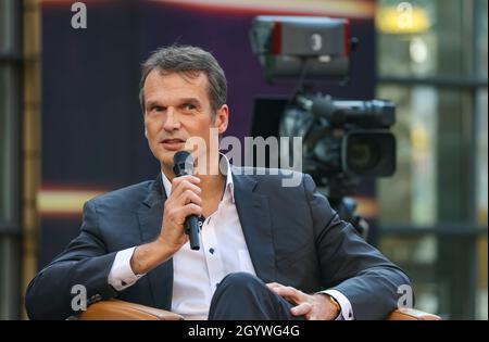 Leipzig, Allemagne.08 octobre 2021.Klaus Brinkbäumer, directeur du programme MDR, est assis dans le fond de l'émission-débat "Riverboat".Credit: Jan Woitas/dpa-Zentralbild/ZB/dpa/Alay Live News Banque D'Images