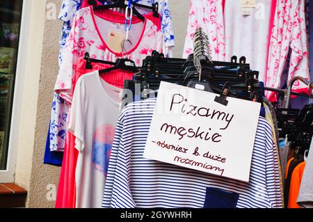 POZNAN, POLOGNE - 06 févr. 2016: Les vêtements ifferent suspendus en vente sur un marché Banque D'Images