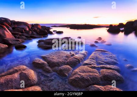 Dawn in Bay of Fire Binalong baie en granit pittoresque côte est de la Tasmanie - paysage marin avec blocs de granit. Banque D'Images