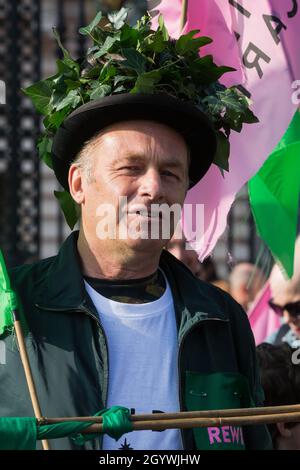 Londres, Royaume-Uni.9 octobre 2021.Chris Packham, défenseur de la protection de la nature et diffuseur, participe avec de nombreuses familles à une procession Rewild Royal Land à Buckingham Palace organisée par Wild Card, une nouvelle campagne qui appelle les plus grands propriétaires terriens à se remarier, à 38 degrés.Les militants appellent la famille royale, la plus grande famille d'propriétaires terriens du Royaume-Uni, à se remanter dans leur domaine afin de contribuer à la lutte contre la crise climatique. Un garçon de 14 ans a présenté une pétition aux portes de Buckingham Palace signée par plus de 100,000 personnes.Crédit : Mark Kerrison/Alamy Live News Banque D'Images