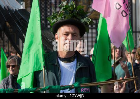 Londres, Royaume-Uni.9 octobre 2021.Chris Packham, défenseur de la protection de la nature et diffuseur, participe avec de nombreuses familles à une procession Rewild Royal Land à Buckingham Palace organisée par Wild Card, une nouvelle campagne qui appelle les plus grands propriétaires terriens à se remarier, à 38 degrés.Les militants appellent la famille royale, la plus grande famille d'propriétaires terriens du Royaume-Uni, à se remanter dans leur domaine afin de contribuer à la lutte contre la crise climatique. Un garçon de 14 ans a présenté une pétition aux portes de Buckingham Palace signée par plus de 100,000 personnes.Crédit : Mark Kerrison/Alamy Live News Banque D'Images