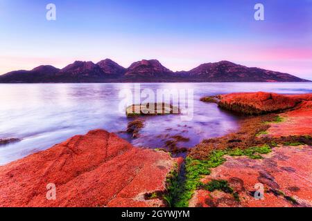 Parc national de Freycinet sur la péninsule de Freycinet, en Tasmanie, côte Pacifique, au lever du soleil, sur la baie de Coles. Banque D'Images