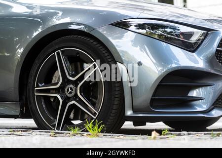MUNICH, ALLEMAGNE - 15 septembre 2021 : gros plan de la roue Mercedes Benz avec logo.Voiture moderne et sportive, vue détaillée des pneus et des phares Banque D'Images