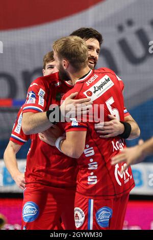 Nuremberg, Allemagne.09e octobre 2021.Handball: Bundesliga, HC Erlangen - TBV Lemgo Lippe, match 6 dans l'arène de Nrnberger Versicherung.Les joueurs de TBV Lemgo Lippe sont jubilants sur leur victoire après le coup de sifflet final.Credit: Daniel Karmann/dpa/Alay Live News Banque D'Images