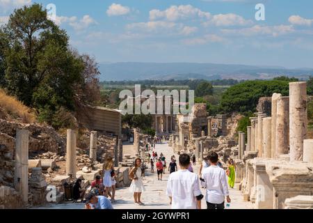 Efes, Izmir, Turquie - 23 août 2021 : les gens apprécient la ville antique d'Éphèse. Banque D'Images