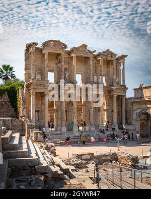 Efes, Izmir, Turquie - 23 août 2021 : ruines de la bibliothèque Celsius dans la ville antique d'Éphèse. Banque D'Images