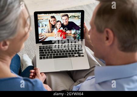 Grand-parents appel vidéo de famille avec petit-enfant sur l'écran d'ordinateur portable. Banque D'Images