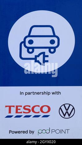 Charge électrique uniquement, panneau, baie, parking, point de pod,Tesco, Hunstanton, Norfolk, Angleterre Banque D'Images