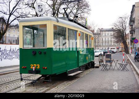 POZNAN, POLOGNE - 01 février 2015 : un café moderne et confortable dans un tramway vert au centre-ville de Poznan pendant la journée Banque D'Images