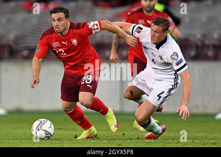 Xherdan Shaqiri (à gauche) en Suisse et Daniel Ballard en Irlande du Nord se battent pour le ballon lors du match de qualification de la coupe du monde de la FIFA au Stade de Geneve, en Suisse.Date de la photo: Samedi 9 octobre 2021. Banque D'Images