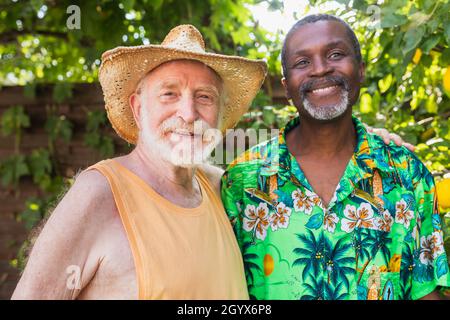 Portrait d'un homme afro-américain âgé et d'un homme caucasien âgé âgé, concepts sur le mode de vie sain et les soins du vieillissement Banque D'Images
