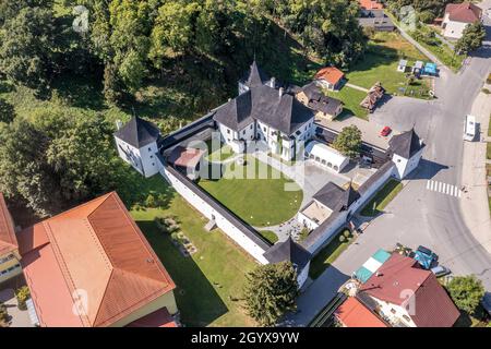 Vue aérienne du château de la Renaissance avec des murs blancs, quatre tours d'angle sous le château en ruines de Divin en Slovaquie Banque D'Images