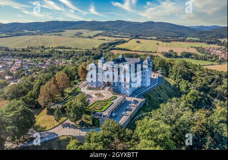 Vue aérienne sur le château de Hálic en Slovaquie, le manoir est devenu un hôtel de luxe cinq étoiles avec une allée de jardin en brique et un motif Banque D'Images