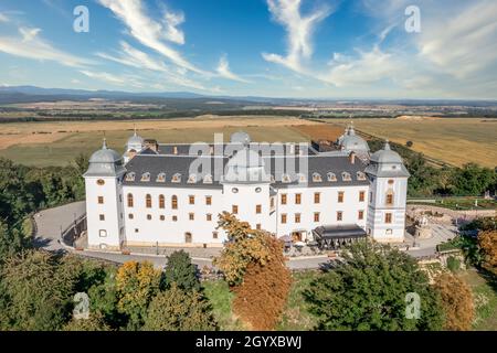 Vue aérienne sur le château de Hálic en Slovaquie, le manoir est devenu un hôtel de luxe cinq étoiles avec une allée de jardin en brique et un motif Banque D'Images