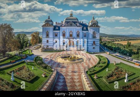 Vue aérienne du château baroque aux murs bleus et jardin soigné dans la Slovaquie Haloc Banque D'Images