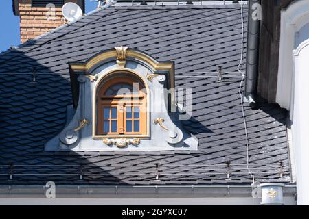 Toit-fenêtre baroque récemment restauré avec cadre en bois sur le château Hálic en Slovaquie Banque D'Images