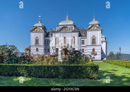 Vue aérienne sur le château de Hálic en Slovaquie, le manoir est devenu un hôtel de luxe cinq étoiles avec une allée de jardin en brique et un motif Banque D'Images