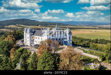 Vue aérienne sur le château de Hálic en Slovaquie, le manoir est devenu un hôtel de luxe cinq étoiles avec une allée de jardin en brique et un motif Banque D'Images