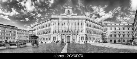 ROME - NOVEMBRE 18 : vue panoramique du Palazzo Montecitorio, bâtiment emblématique dans le centre de Rome, Italie, 18 novembre 2018.C'est le siège du C italien Banque D'Images