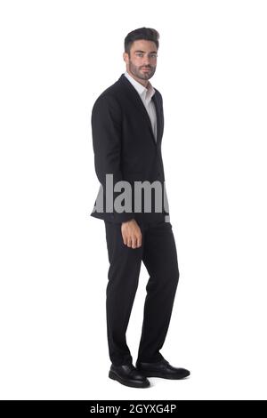 Portrait complet d'un jeune homme d'affaires beau en noir convient au studio isolé sur fond blanc Banque D'Images