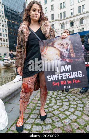 La Marche contre la fourrure NYC organisée par la Coalition pour abolir le commerce de la fourrure : des activistes attentionnés contre la fourrure dans le centre de Manhattan à New York le 9 octobre 2021.Des centaines de militants des droits des animaux se sont rassemblés sur le Grand Army Plaza pour le rassemblement et ont défilé à travers les rassemblements de mise en scène de Midtown Manhattan devant les boutiques de mode haut de gamme de Christian Dior, Moncler, Fendi, Dolce et Gabbana exigeant la fin de l'utilisation de la fourrure d'animaux à la mode.Les manifestants se sont également rassemblés contre des voitures de cheval et ont exigé que le conseil municipal adopte une législation pour les interdire dans les rues de New York.Une jeune femme a mis de la peinture rouge sur elle à symboli Banque D'Images