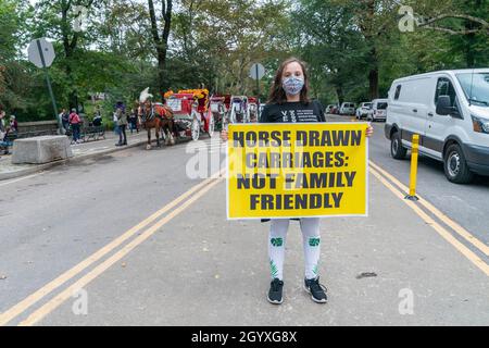 La Marche contre la fourrure NYC organisée par la Coalition pour abolir le commerce de la fourrure : des activistes attentionnés contre la fourrure dans le centre de Manhattan à New York le 9 octobre 2021.Des centaines de militants des droits des animaux se sont rassemblés sur le Grand Army Plaza pour le rassemblement et ont défilé à travers les rassemblements de mise en scène de Midtown Manhattan devant les boutiques de mode haut de gamme de Christian Dior, Moncler, Fendi, Dolce et Gabbana exigeant la fin de l'utilisation de la fourrure d'animaux à la mode.Les manifestants se sont également rassemblés contre des voitures de cheval et ont exigé que le conseil municipal adopte une législation pour les interdire dans les rues de New York.Une jeune femme se tient devant la charogne Banque D'Images