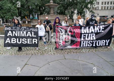 La Marche contre la fourrure NYC organisée par la Coalition pour abolir le commerce de la fourrure : des activistes attentionnés contre la fourrure dans le centre de Manhattan à New York le 9 octobre 2021.Des centaines de militants des droits des animaux se sont rassemblés sur le Grand Army Plaza pour le rassemblement et ont défilé à travers les rassemblements de mise en scène de Midtown Manhattan devant les boutiques de mode haut de gamme de Christian Dior, Moncler, Fendi, Dolce et Gabbana exigeant la fin de l'utilisation de la fourrure d'animaux à la mode.Les manifestants se sont également rassemblés contre des voitures de cheval et ont exigé que le conseil municipal adopte une législation pour les interdire dans les rues de New York.(Photo de Lev Radin/Sipa USA) Banque D'Images