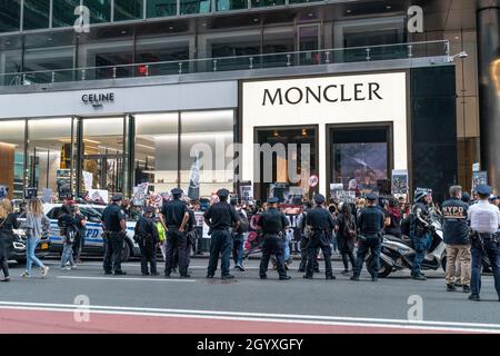 New York, NY - 9 octobre 2021: La marche contre la fourrure NYC organisée par Rachel Ejsmont dans le centre de Manhattan Banque D'Images