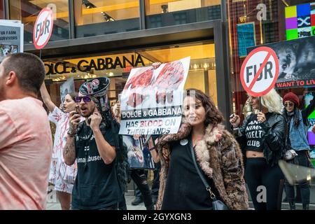 New York, NY - 9 octobre 2021: La marche contre la fourrure NYC organisée par Rachel Ejsmont dans le centre de Manhattan Banque D'Images