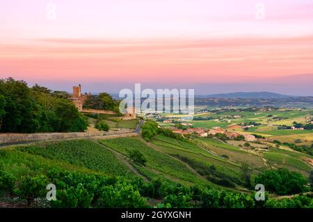 Après le coucher du soleil, le château de Montmelas, Beaujolais, France Banque D'Images