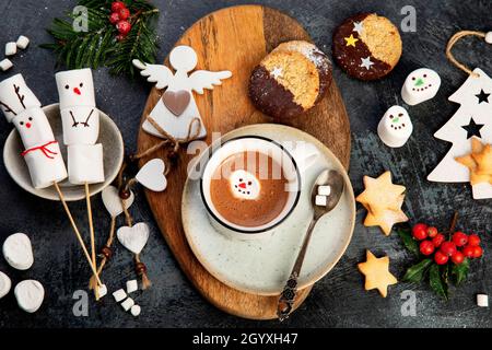 Composition de Noël avec chocolat chaud et biscuits.Concept de la saison des fêtes.Vue de dessus, plan d'appartement Banque D'Images