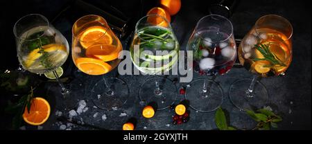 Assortiment de cocktails gin servis sur fond sombre. Concept de menu de boissons créatif. Banque D'Images