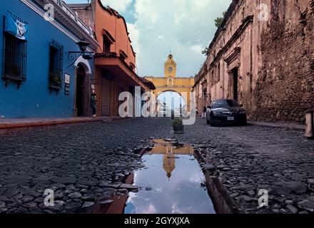 Réflexion de l'arche de Santa Catalina, Antigua, Guatemala, Banque D'Images