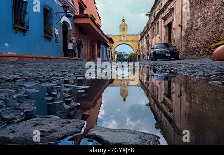 Réflexion de l'arche de Santa Catalina, Antigua, Guatemala, Banque D'Images