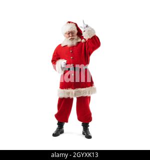 Portrait complet du Père Noël pointant vers le studio isolé sur fond blanc Banque D'Images