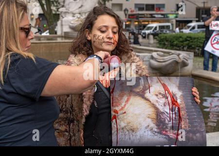 NEW YORK, NY - 9 OCTOBRE : un militant des droits des animaux couvert par des manifestations de faux sang lors d'une marche contre la fourrure à Grand Army Plaza sur la Cinquième Avenue le 9 octobre 2021 à New York.Les militants des droits des animaux de fur Free NYC, une coalition d'organisations à but non lucratif qui travaillent à l'interdiction de la vente de fourrures à New York, ont protesté pacifiquement en demandant aux New-Yorkais d'exhorter leurs membres du Conseil municipal de New York à soutenir le projet de loi Intro 1476 pour New York sans fourrure. Banque D'Images