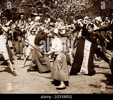 Enfants pratiquant Kendo, Japon, période victorienne Banque D'Images