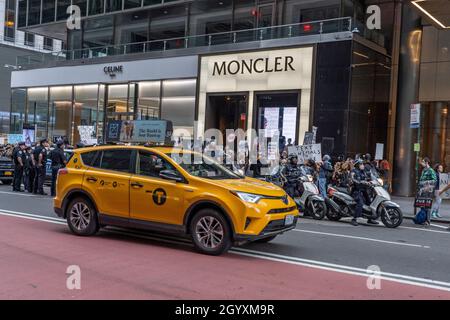 NEW YORK, NY - 9 OCTOBRE : les policiers de la NYPD observent une manifestation des militants des droits des animaux lors d'une marche contre la fourrure devant le magasin Moncler sur Madison Avenue le 9 octobre 2021 à New York.Les militants des droits des animaux de fur Free NYC, une coalition d'organisations à but non lucratif qui travaillent à l'interdiction de la vente de fourrures à New York, ont protesté pacifiquement en demandant aux New-Yorkais d'exhorter leurs membres du Conseil municipal de New York à soutenir le projet de loi Intro 1476 pour New York sans fourrure. Banque D'Images