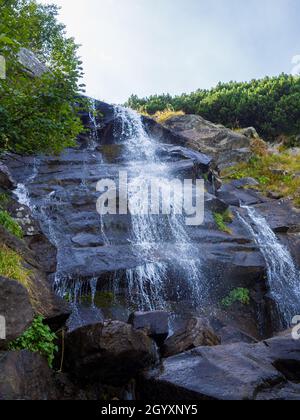 Cascade sous le sommet de Hoverla Banque D'Images