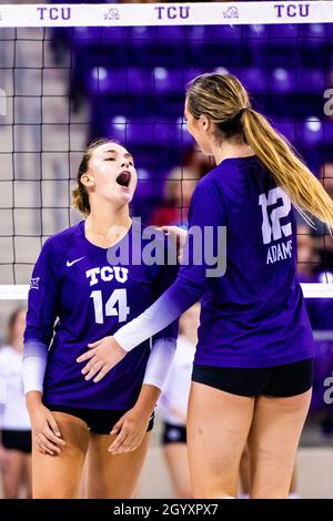 Fort Worth, Texas, États-Unis.9 octobre 2021.MCKENZIE NICHOLS fête lors d'un GRAND match de conférence de 12 entre TCU et l'université d'Oklahoma à l'arène Ed et Rae Schollmaier à ft.Worth Texas, le 09 octobre 2021.La TCU a gagné le match 3:2 avec un balayage inversé.(Image de crédit : © Matthew Smith/ZUMA Press Wire) Banque D'Images