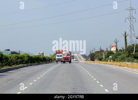 Beawar, Rajasthan, Inde, 9 octobre 2021 : un mirage apparaît sur l'autoroute nationale Delhi-Mumbai pendant une journée chaude, la température atteignant 35 degrés celsius en hiver à Beawar.Rajasthan a été témoin de conditions de vague de chaleur sévères dans ses différentes parties avec du mercure touchant 40 degrés Celsius.Crédit : Sumit Saraswat/Alay Live News Banque D'Images