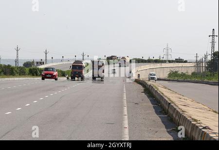 Beawar, Rajasthan, Inde, 9 octobre 2021 : un mirage apparaît sur l'autoroute nationale Delhi-Mumbai pendant une journée chaude, la température atteignant 35 degrés celsius en hiver à Beawar.Rajasthan a été témoin de conditions de vague de chaleur sévères dans ses différentes parties avec du mercure touchant 40 degrés Celsius.Crédit : Sumit Saraswat/Alay Live News Banque D'Images