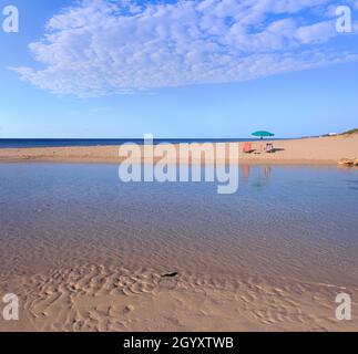 Plage de Chidro près de la ville de San Pietro à Bevagna dans Apulia (Italie), où coule l'embouchure de la rivière Chidro qui crée trois lacs d'eau douce. Banque D'Images