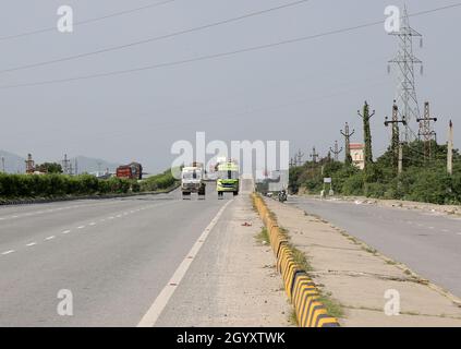 Beawar, Rajasthan, Inde, 9 octobre 2021 : un mirage apparaît sur l'autoroute nationale Delhi-Mumbai pendant une journée chaude, la température atteignant 35 degrés celsius en hiver à Beawar.Rajasthan a été témoin de conditions de vague de chaleur sévères dans ses différentes parties avec du mercure touchant 40 degrés Celsius.Crédit : Sumit Saraswat/Alay Live News Banque D'Images