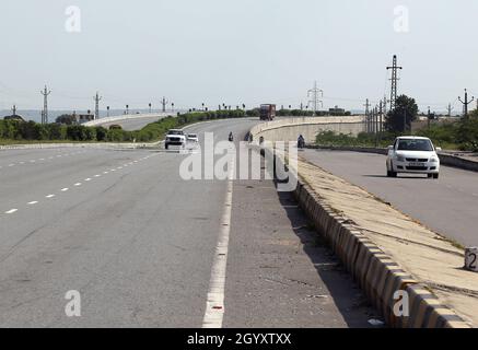 Beawar, Rajasthan, Inde, 9 octobre 2021 : un mirage apparaît sur l'autoroute nationale Delhi-Mumbai pendant une journée chaude, la température atteignant 35 degrés celsius en hiver à Beawar.Rajasthan a été témoin de conditions de vague de chaleur sévères dans ses différentes parties avec du mercure touchant 40 degrés Celsius.Crédit : Sumit Saraswat/Alay Live News Banque D'Images