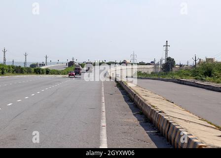 Beawar, Rajasthan, Inde, 9 octobre 2021 : un mirage apparaît sur l'autoroute nationale Delhi-Mumbai pendant une journée chaude, la température atteignant 35 degrés celsius en hiver à Beawar.Rajasthan a été témoin de conditions de vague de chaleur sévères dans ses différentes parties avec du mercure touchant 40 degrés Celsius.Crédit : Sumit Saraswat/Alay Live News Banque D'Images