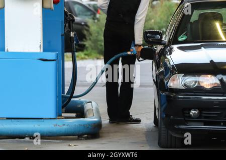 Berlin, Allemagne.1er octobre 2021.Un client alimente un véhicule dans une station-service de Berlin, capitale de l'Allemagne, le 1er octobre 2021.Les prix du gaz naturel en Europe ont augmenté et ont atteint des sommets records à mesure que la demande de carburant augmente à l'échelle mondiale, ce qui a alimenté les craintes d'inflation et menacé de paralyser les principales industries qui espèrent se remettre de la COVID-19.Credit: Shan Yuqi/Xinhua/Alay Live News Banque D'Images