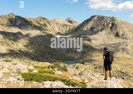 Randonnée en montagne Bulgarie, randonneur masculin, trekking, sac à dos, moraine, paysage lunaire, pôle espagnol, cirque glaciaire, montagne Pirin, Bulgarie, UE Banque D'Images