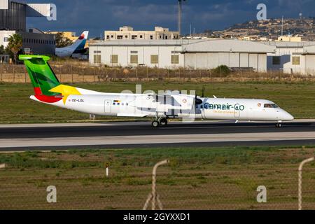 Bombardier Dash 8-Q402 (Reg: OE-LGL) transitant par Malte à la livraison à son nouvel exploitant au Cameroun. Banque D'Images